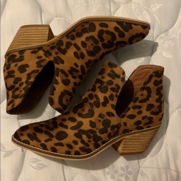 Leopard Print Cut Booties - Picture 2 of 3